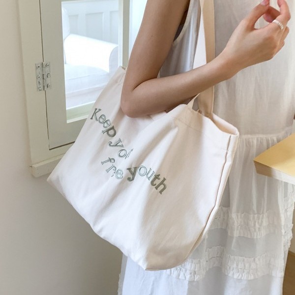 The 2025 new red letter-style fashionable canvas tote bag is a versatile high-capacity single-shoulder bag for commuting Application Scenario