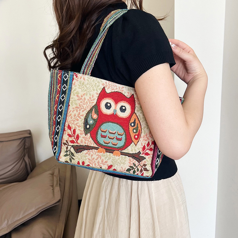 New European and American retro bag, trendy women's fashion, ethnic women's single-shoulder canvas embroidered bag, large capacity, sales gift Application Scenario