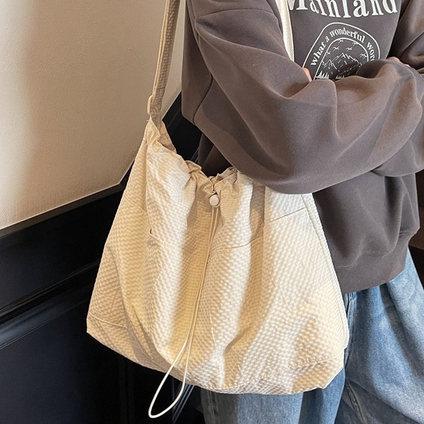 The new casual single-shoulder bag, with a laid-back and feminine style, showcases a large-capacity tote bag and a crossbody bag for school and commuting Application Scenario
