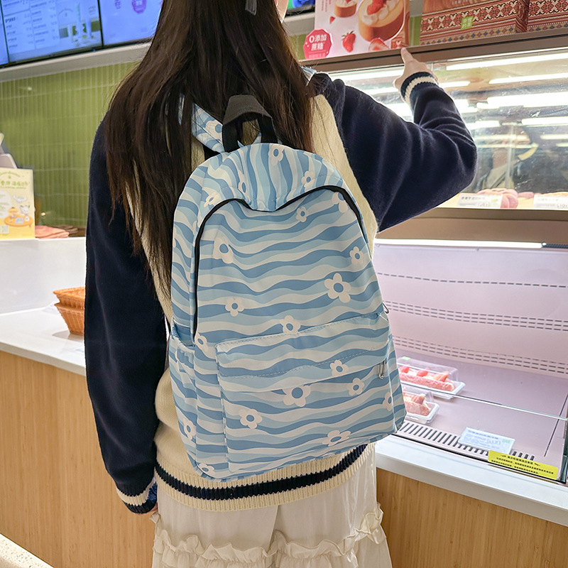 This backpack has a large capacity and is versatile. It's a simple Korean-style, fresh and casual travel backpack for junior high school, senior high school and college students details Picture