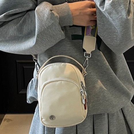The new 2025 spring lightweight small bag with wide shoulder straps and multiple pockets is a versatile and casual crossbody bag for women Application Scenario