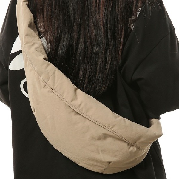 New autumn and winter unisplendour crossbody bag, portable bag, lightweight and versatile cotton-padded jacket bag, baguette bag, Japanese-style sports bag details Picture