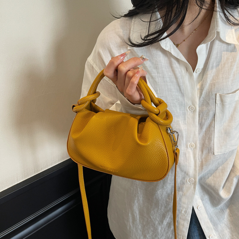 Exquisite, simple and niche pleated handbag for women, a new style of fashionable and retro single-shoulder bag in 2025, a solid color crossbody bag with a stylish look details Picture