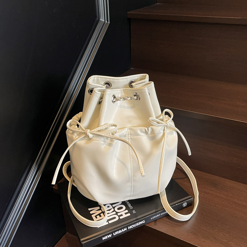 Niche design bow backpack 2025 New style fashionable pleated drawstring backpack School style single-shoulder bucket bag Specification drawing