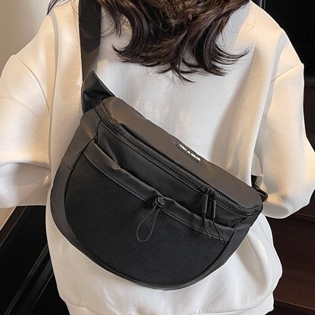 The 2025 new Korean version large-capacity women's crossbody bag, a trendy and versatile single-shoulder bag with a cool style Specification drawing