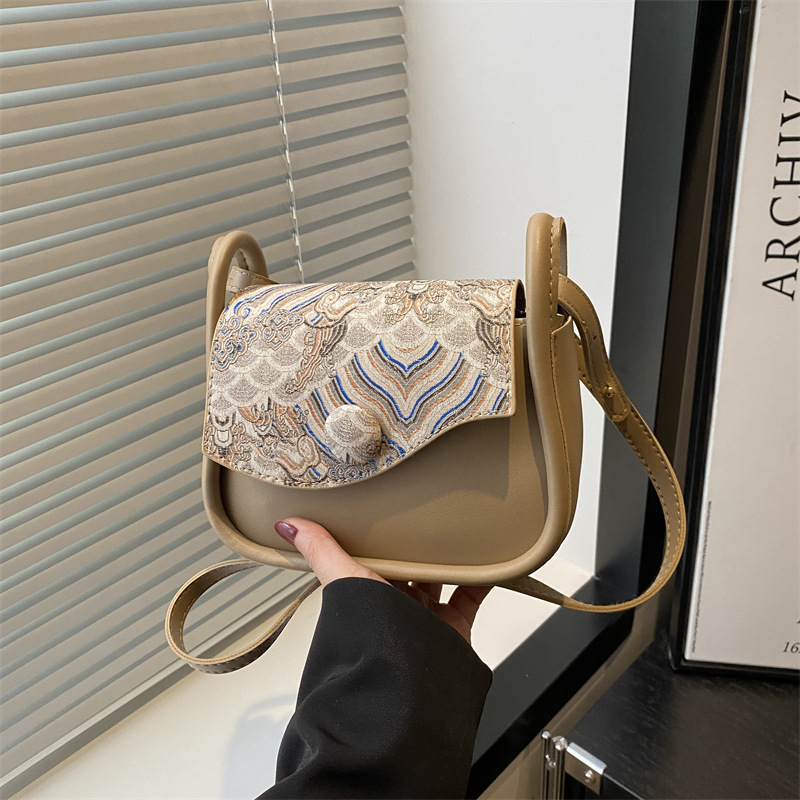 This is a small, lightweight square bag with a Chinese style, hand-held and crossbody design. It is a retro women's bag with a high-end feel full figure