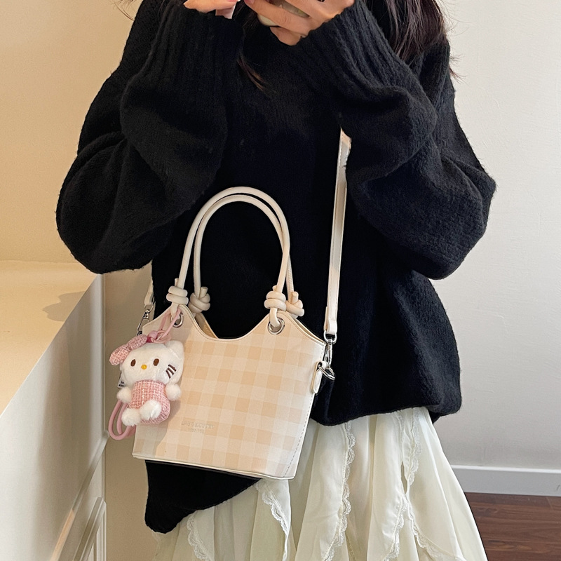 Simple checkered handbag for women, 2025 new style fashionable bucket bag, high-end quality single-shoulder bag, trendy crossbody bag Application Scenario