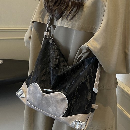 The 2024 new leather fleece casual underarm bag is a large-capacity, multi-functional single-shoulder crossbody bag with a two-tone color scheme Application Scenario