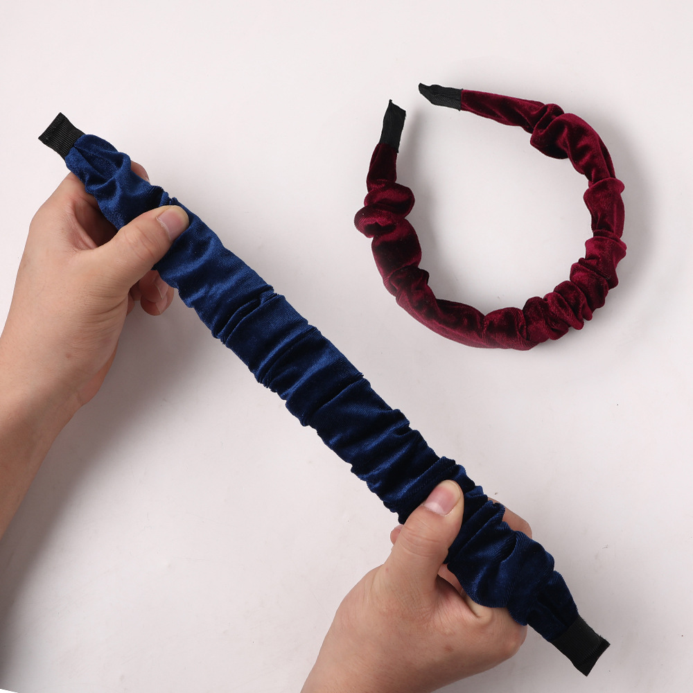 Qiyue European and American Creative New solid-color velvet pleated wavy fabric hair bands, cross-border headband hair accessories wholesale Application Scenario
