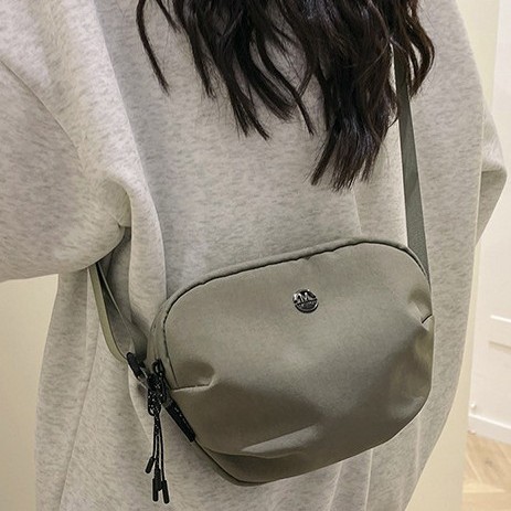 Ultra-light waterproof women's canvas crossbody bag with large capacity, layered design, light and casual, multi-color portable new crossbody Application Scenario