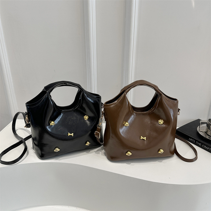 New spring and summer simple, fashionable and high-quality handbags, vegetable basket bags, women's tote bags, large-capacity commuting single-shoulder bags Application Scenario