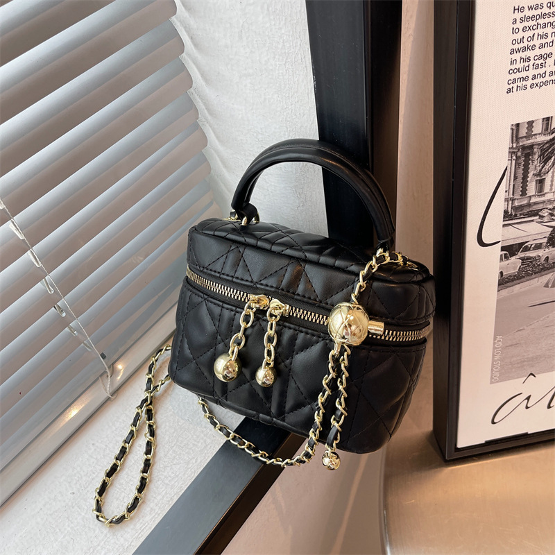 A new 2024 solid-color diamond-shaped chain handbag for women, a high-end and stylish crossbody bag, and a versatile small square bag details Picture