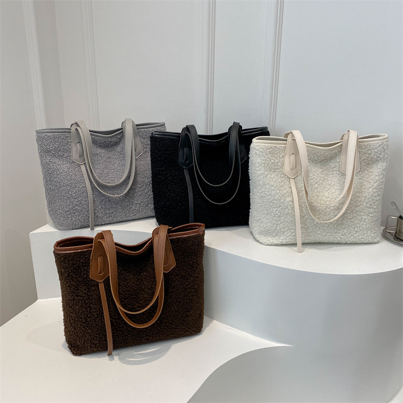 Retro large-capacity plush bag for women, 2024 new trendy and fashionable tote bag, elegant single-shoulder autumn and winter underarm bag Application Scenario