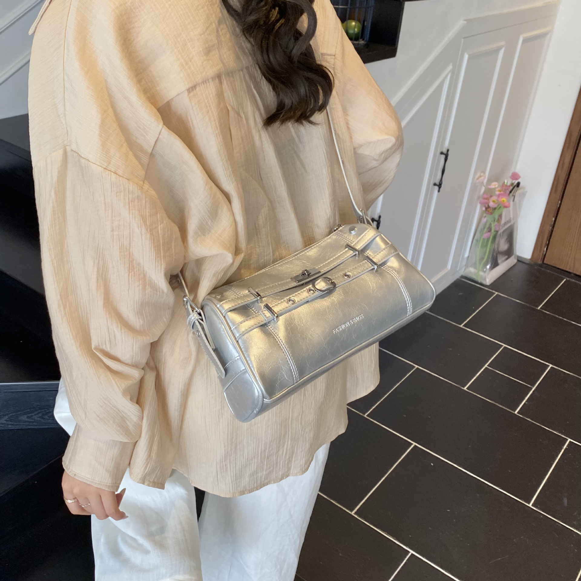 Cool waxed leather small bag for women 2025 new style, fashionable and simple underarm pillow bag, summer commuting crossbody bag for work Application Scenario