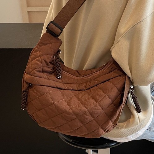 The new 2024 autumn and winter collection features a simple diamond-patterned retro high-end single-shoulder bag that is fashionable and versatile, with a large capacity for commuting crossbody details Picture