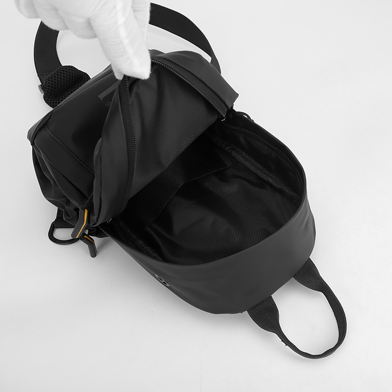 New simple and trendy chest bag, high school and college students' casual daily large-capacity crossbody bag, outdoor travel single-shoulder bag Application Scenario