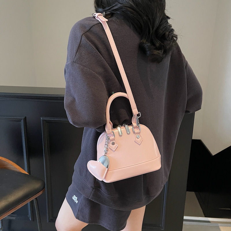 Stylish and fashionable hand-held shell bag for women, a new summer 2025 simple single-shoulder bag, a trendy and casual niche crossbody bag details Picture