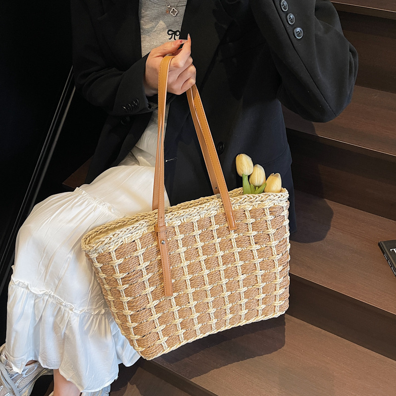 Large-capacity straw woven bag for women, 2025 new style, trendy Korean style, simple and fashionable hand-held shoulder bag, woven bag, tote bag Application Scenario