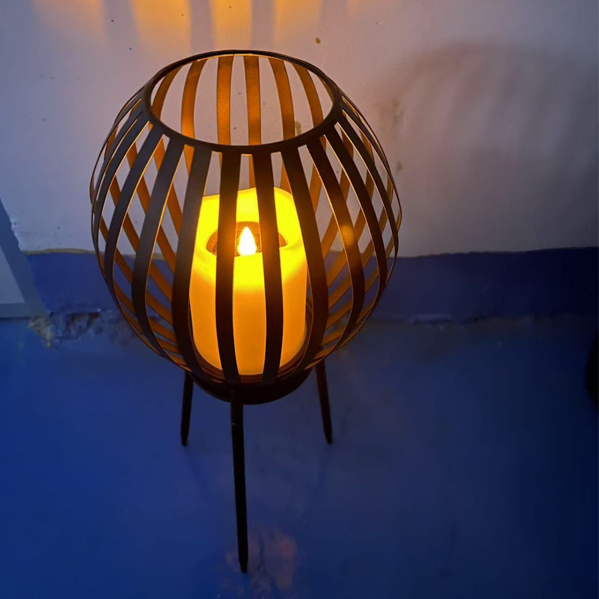 New cross-border courtyard balcony table lamp, decorative table lamp, simple style night light, outdoor garden, solar courtyard candle Application Scenario