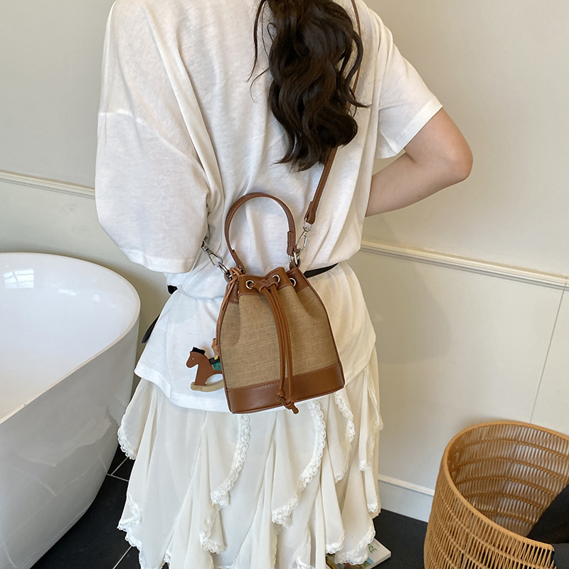 Cross-border fashion bucket bag 2025 new style niche single-shoulder bag drawstring crossbody bag High-end handbag for women Application Scenario