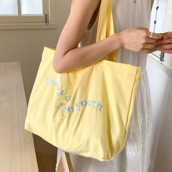 The 2025 new red letter-style fashionable canvas tote bag is a versatile high-capacity single-shoulder bag for commuting Specification drawing