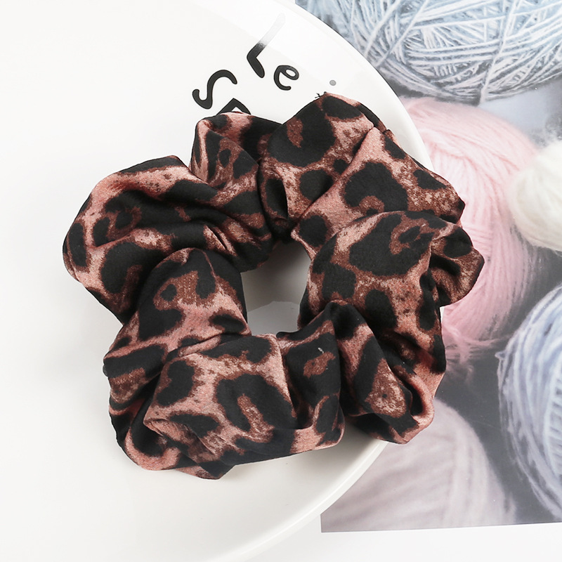 Qiyue Amazon Cross-border Bright Leopard Print Large Intestine Circle Hair Band, hair accessory elastic band, Yiwu manufacturer shipping C152 Application Scenario