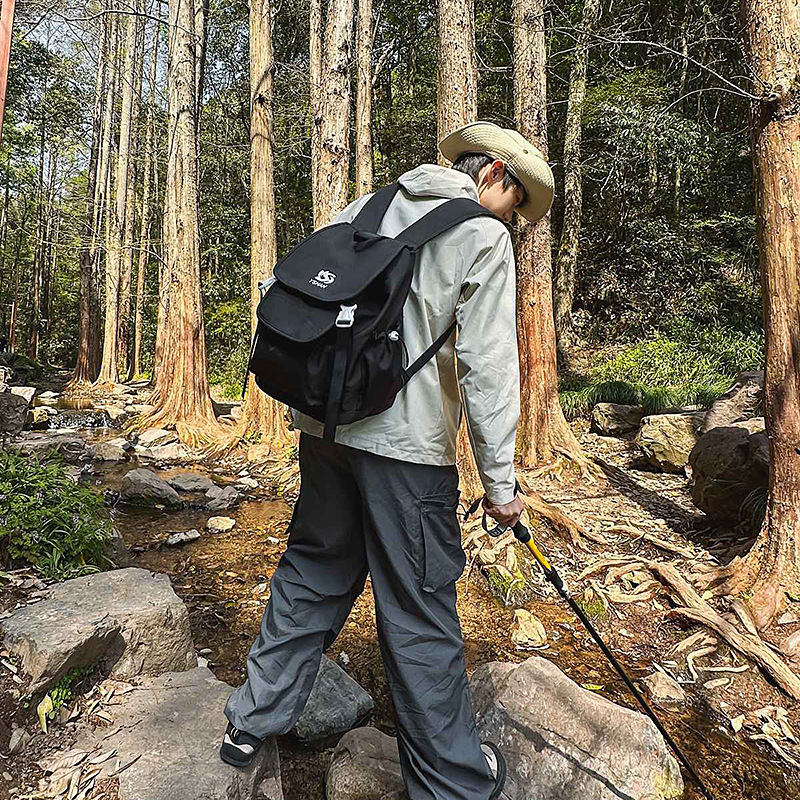 A new, simple, large-capacity, versatile and fresh backpack for both male and female students on campus, as well as a lightweight backpack for outdoor travel full figure