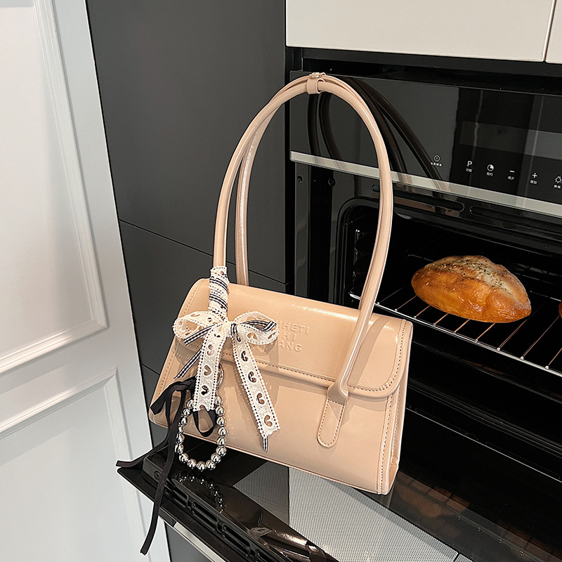A new French niche bag for women in 2025, with a trendy and high-end feel. It's a stylish handbag and a versatile underarm bag Specification drawing
