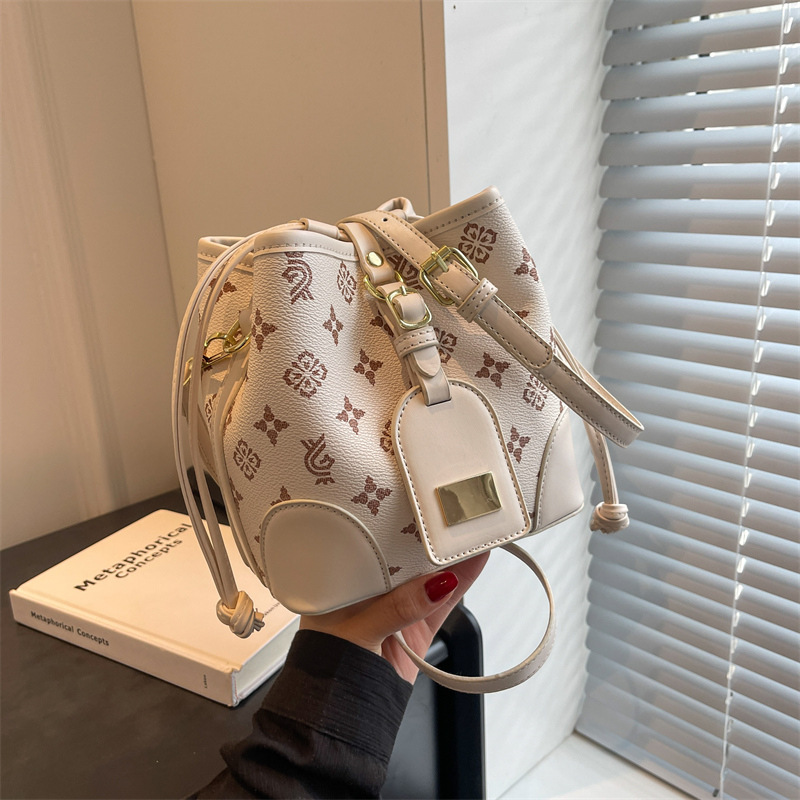 This year's popular bags: The 2024 new style of trendy, fashionable and high-end single-shoulder bag with a unique texture and casual crossbody bucket bag Specification drawing