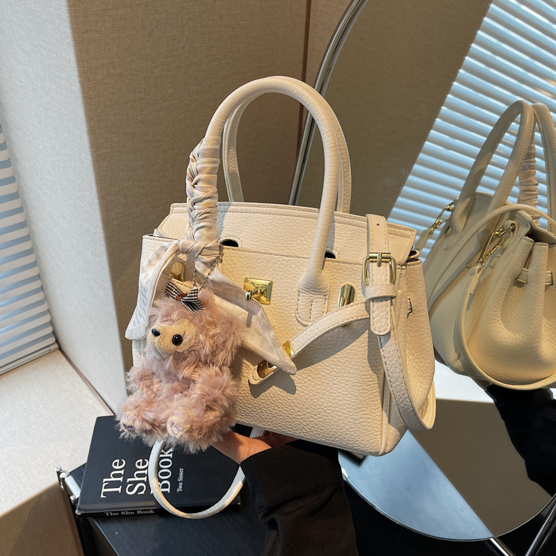 A simple and luxurious platinum handbag for women in 2025, a trendy and fashionable casual single-shoulder crossbody bag, and a versatile commuting bag details Picture
