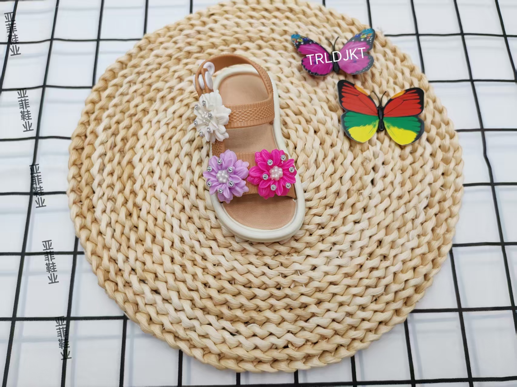 New flower-patterned, diamond-patterned summer anti-slip soft-soled children's fashionable and versatile sandals full figure