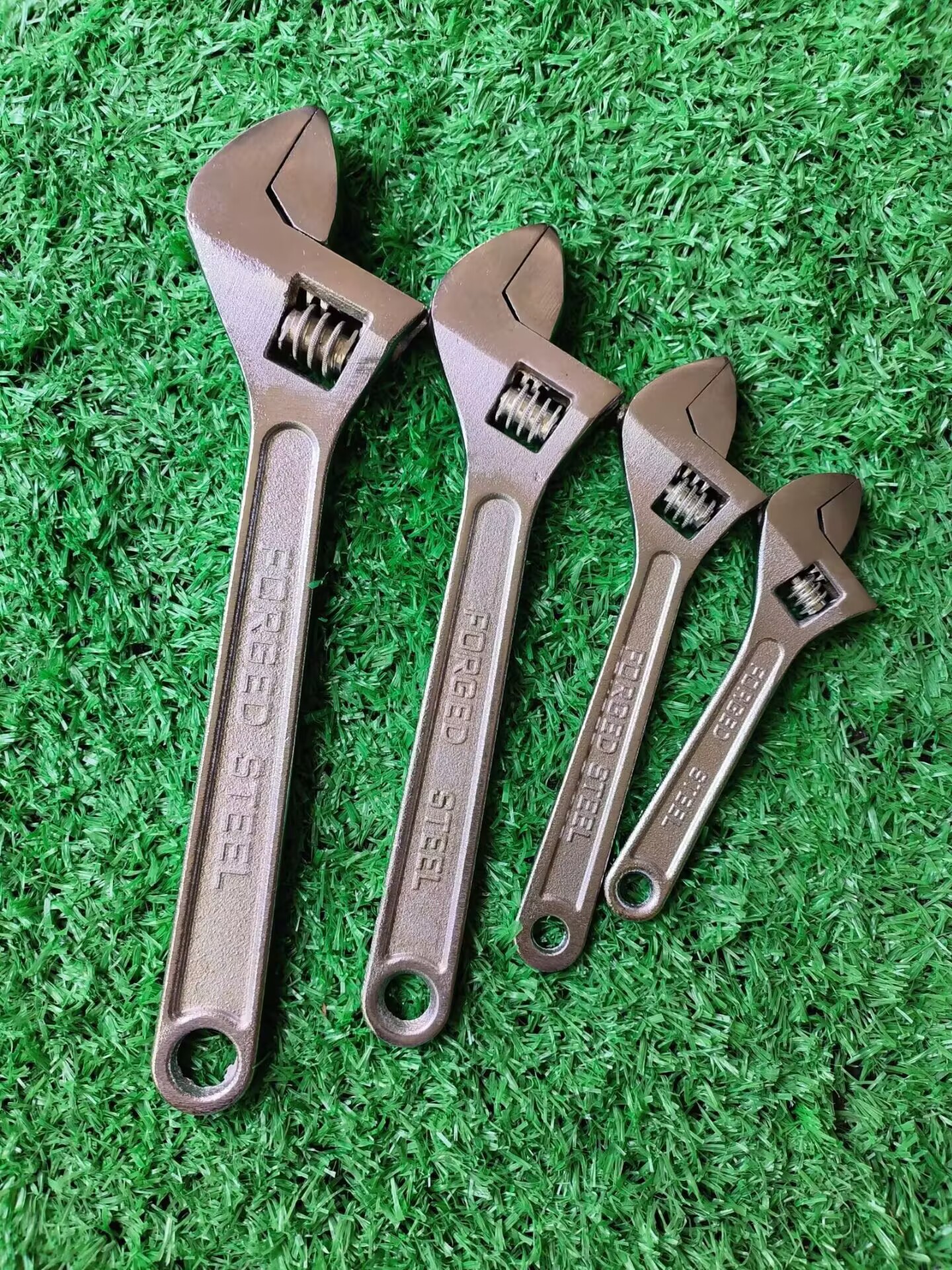 The wrench manufacturer supplies cast movable wrenches, adjustable wrenches, adjustable wrenches, flexible wrenches and torque wrenches undefined