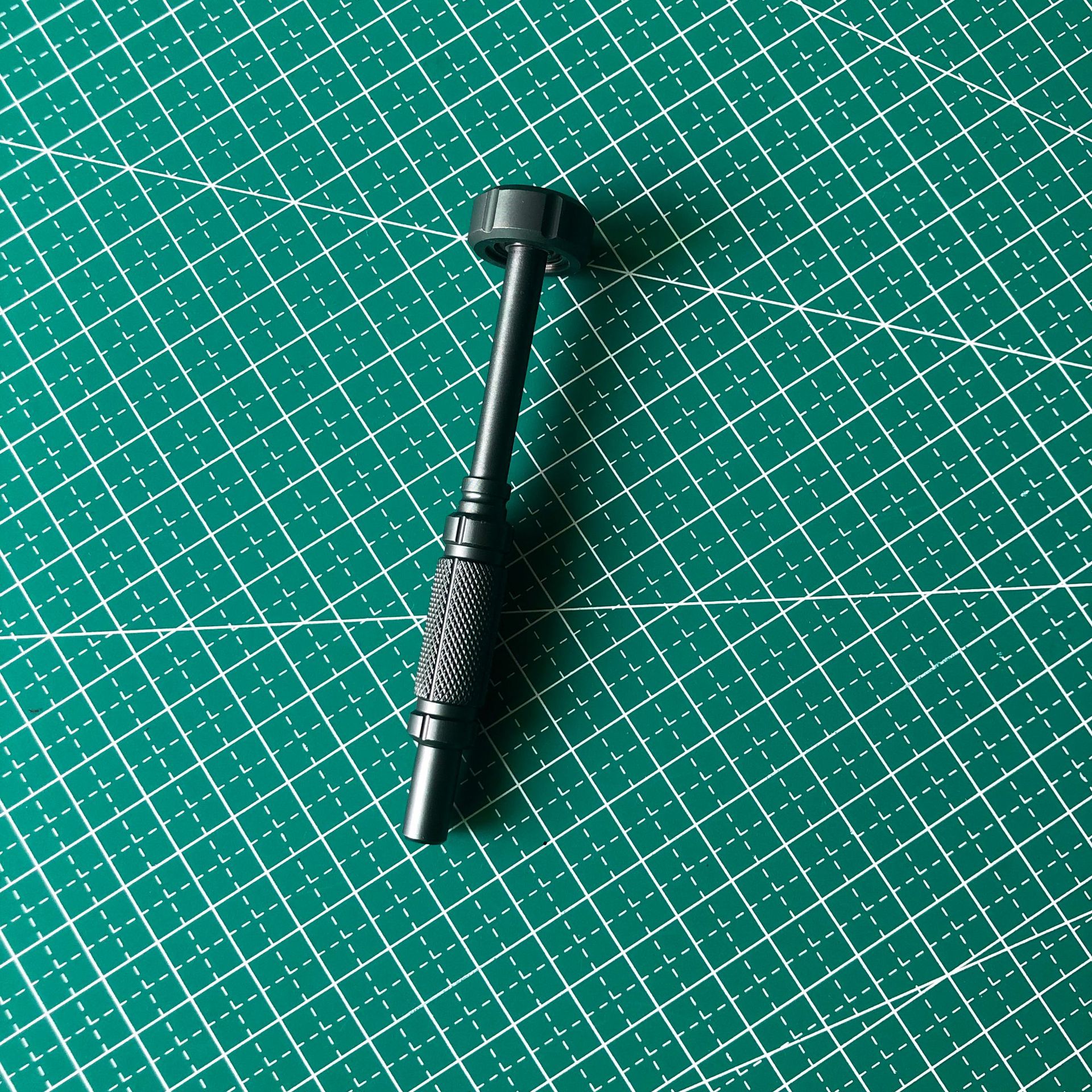 Manual magnetic handle aluminum alloy screwdriver taper is suitable for H4 screwdrivers with 4mm/6.35mm hexagonal bits Application Scenario