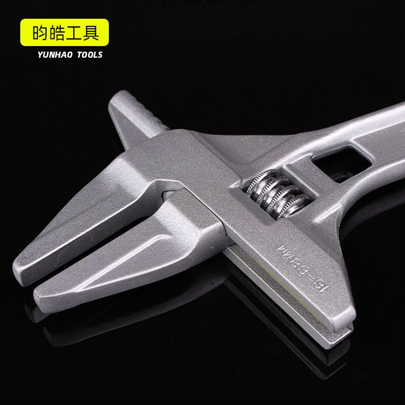 Wholesale aluminum alloy short-handled light large-opening bathroom wrenches, adjustable wrenches, plumbing and sewer pipe maintenance workers Application Scenario