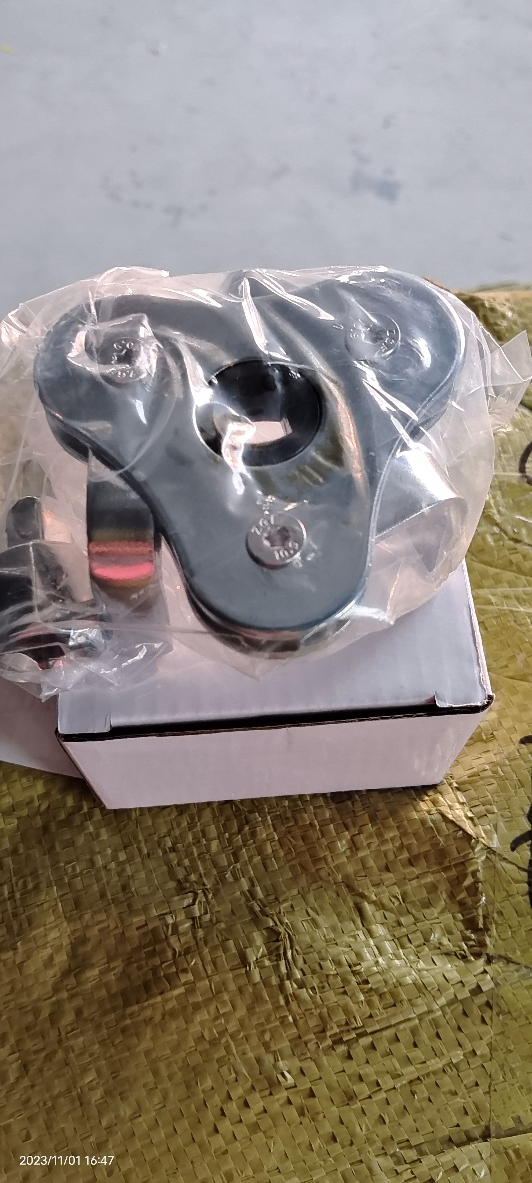 Factory direct sales of round-foot and flat-foot dual-purpose oil filter wrench wholesale, bidirectional three-jaw filter wrench undefined