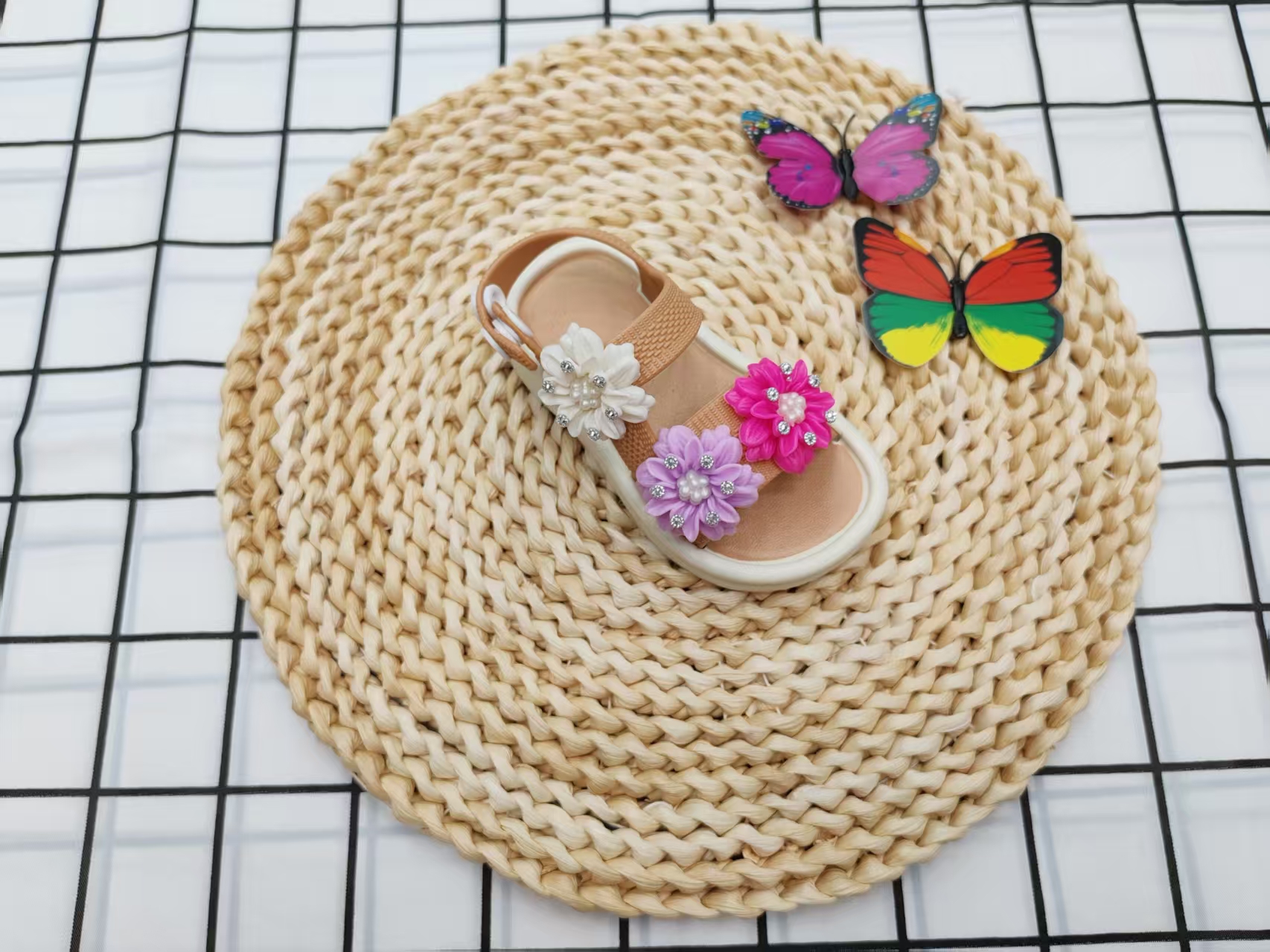 New flower-patterned, diamond-patterned summer anti-slip soft-soled children's fashionable and versatile sandals details Picture