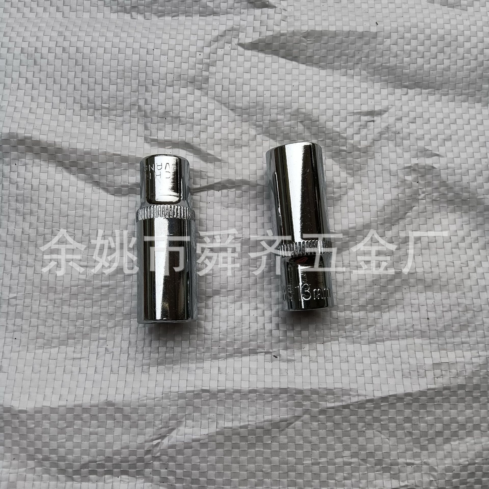 The manufacturer supplies hexagonal long sleeves of 1/4 and 3/8 with a red-pressed screwdriver and a mirror-finished extended sleeve full figure