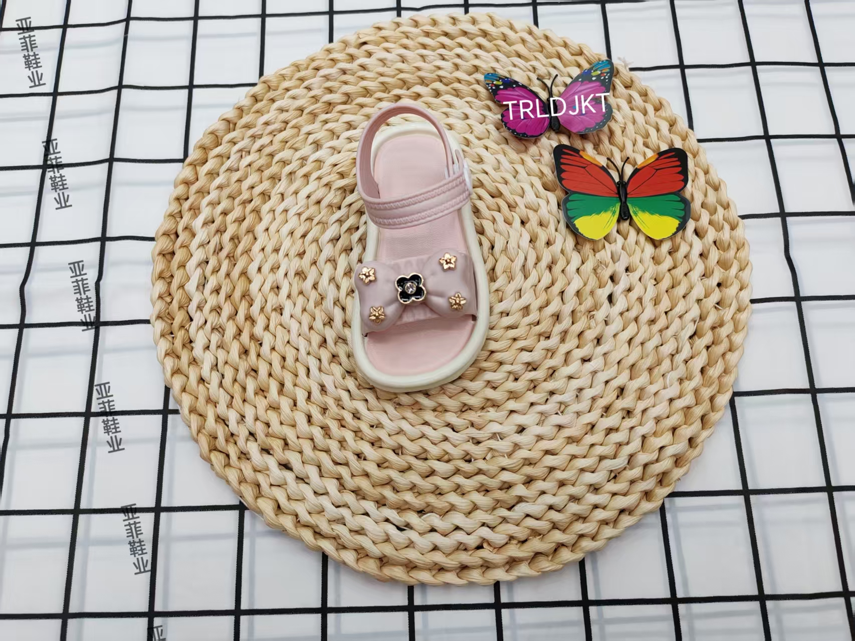 2025 New style of lightweight soft-soled children's sandals for baby girls full figure