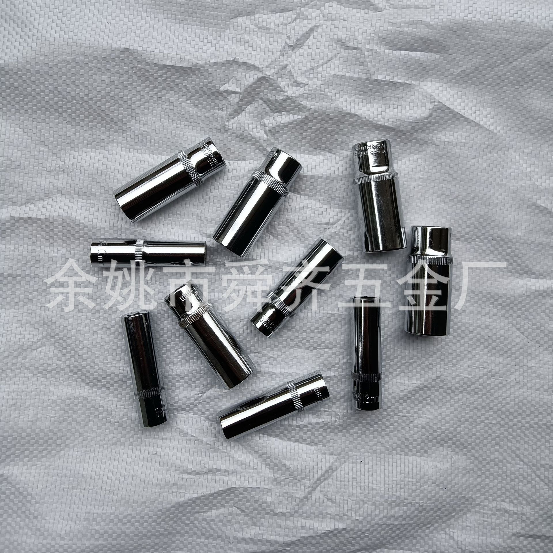 The manufacturer supplies hexagonal long sleeves of 1/4 and 3/8 with a red-pressed screwdriver and a mirror-finished extended sleeve Application Scenario