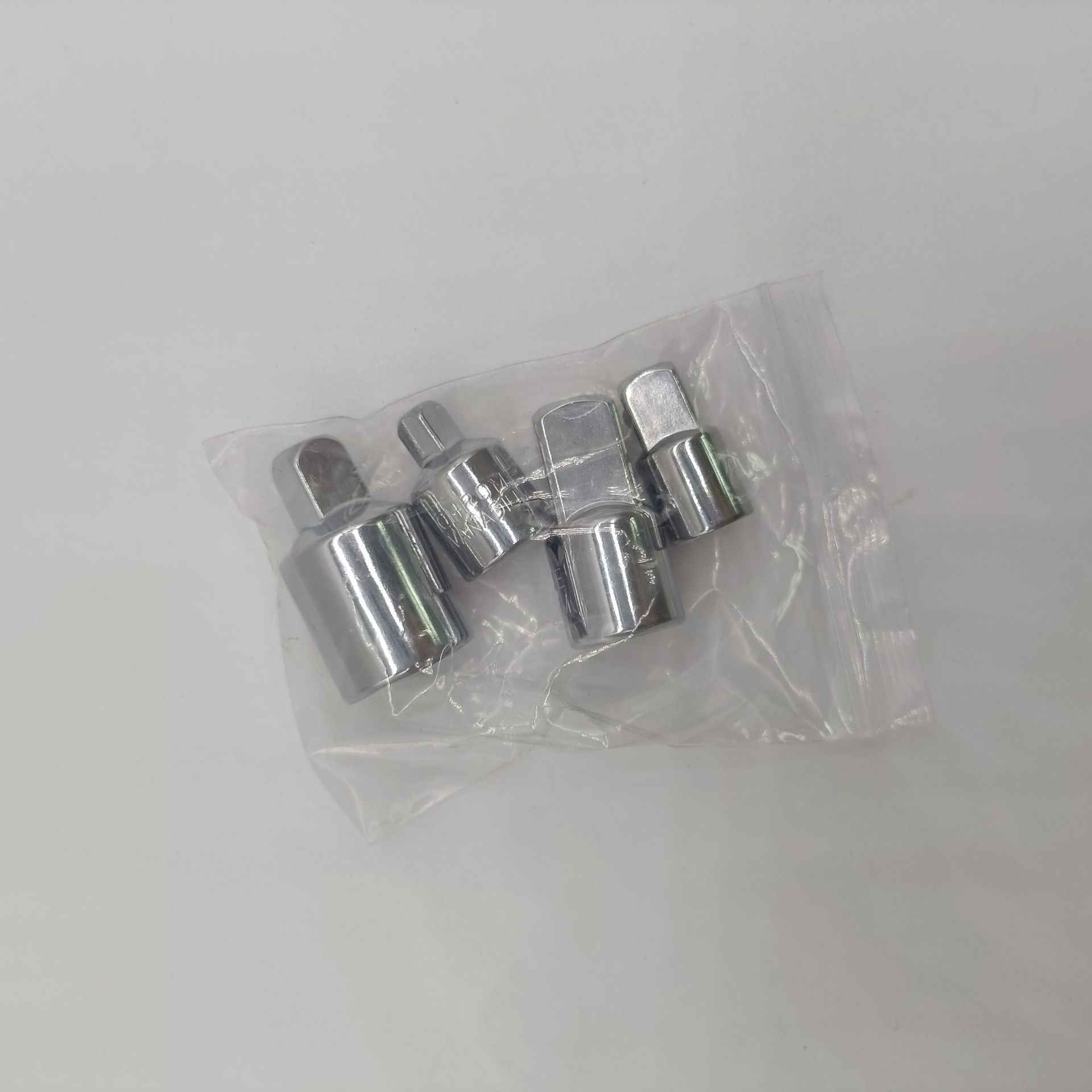 A variety of mirror surface socket conversion joints, interchangeable manual conversion heads, electric wrenches, socket accessories undefined