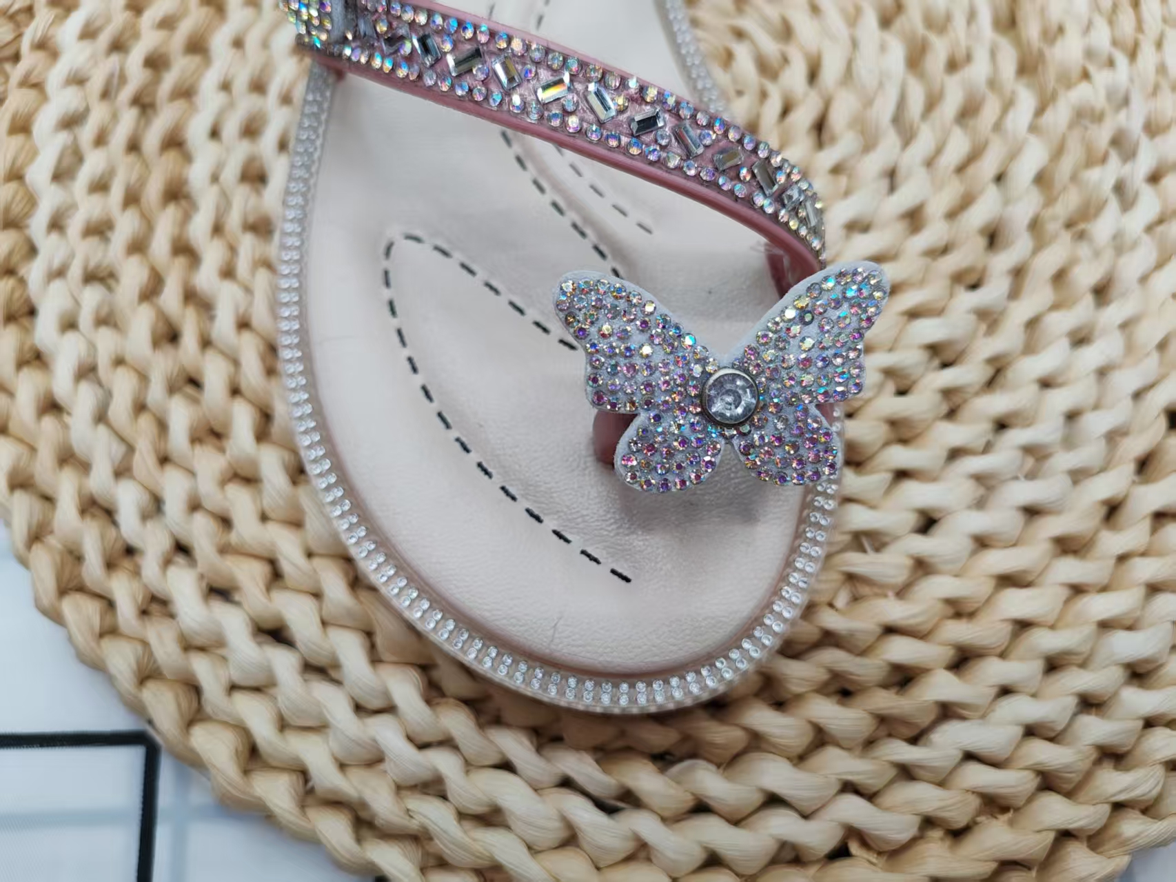 Super popular women's summer 2025 new fairy style high-end fashion flat slippers Application Scenario