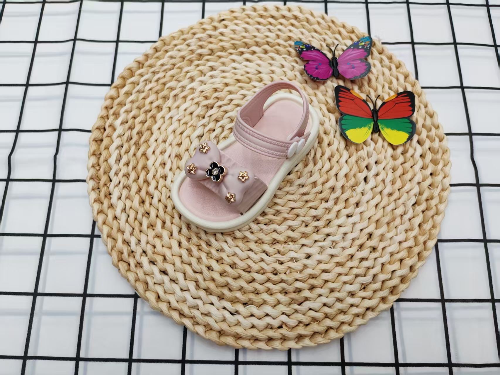2025 New style of lightweight soft-soled children's sandals for baby girls details Picture