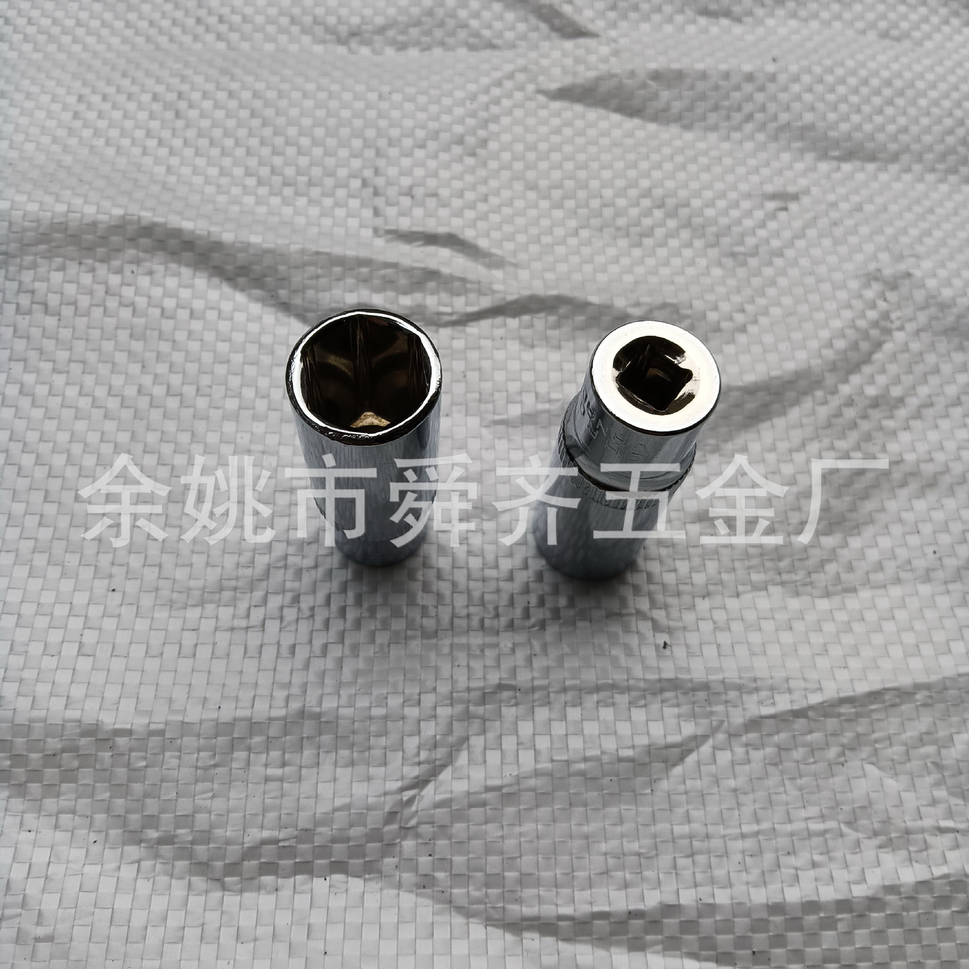 The manufacturer supplies hexagonal long sleeves of 1/4 and 3/8 with a red-pressed screwdriver and a mirror-finished extended sleeve details Picture