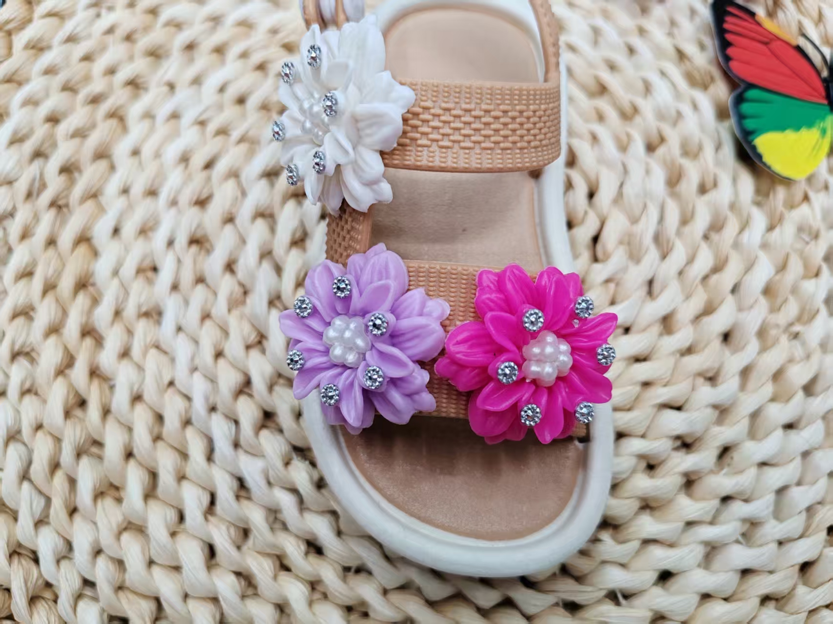 New flower-patterned, diamond-patterned summer anti-slip soft-soled children's fashionable and versatile sandals Application Scenario