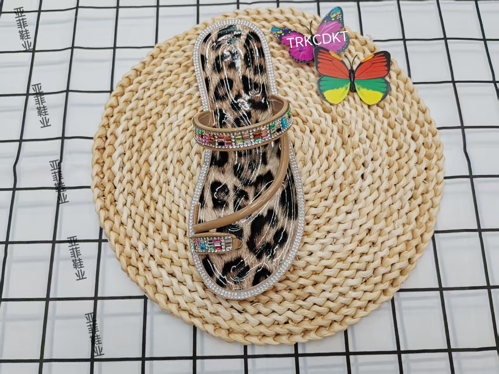 2025 new summer outerwear flat leopard print flip-flops with thin straps full figure