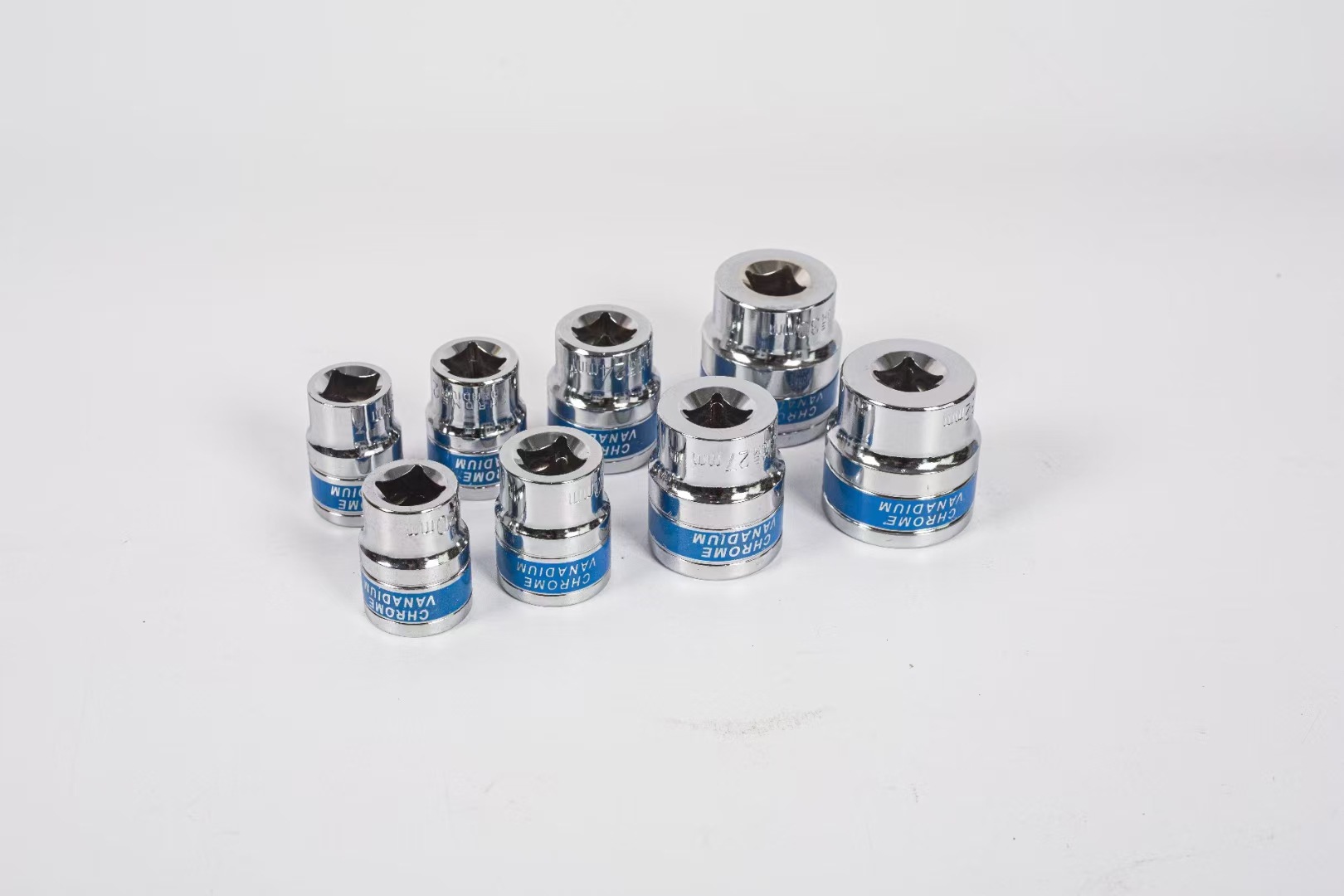 The manufacturer produces a 4-centimeter universal socket hexagon socket combination set with a mirror finish and blue ribbon, which is electric undefined