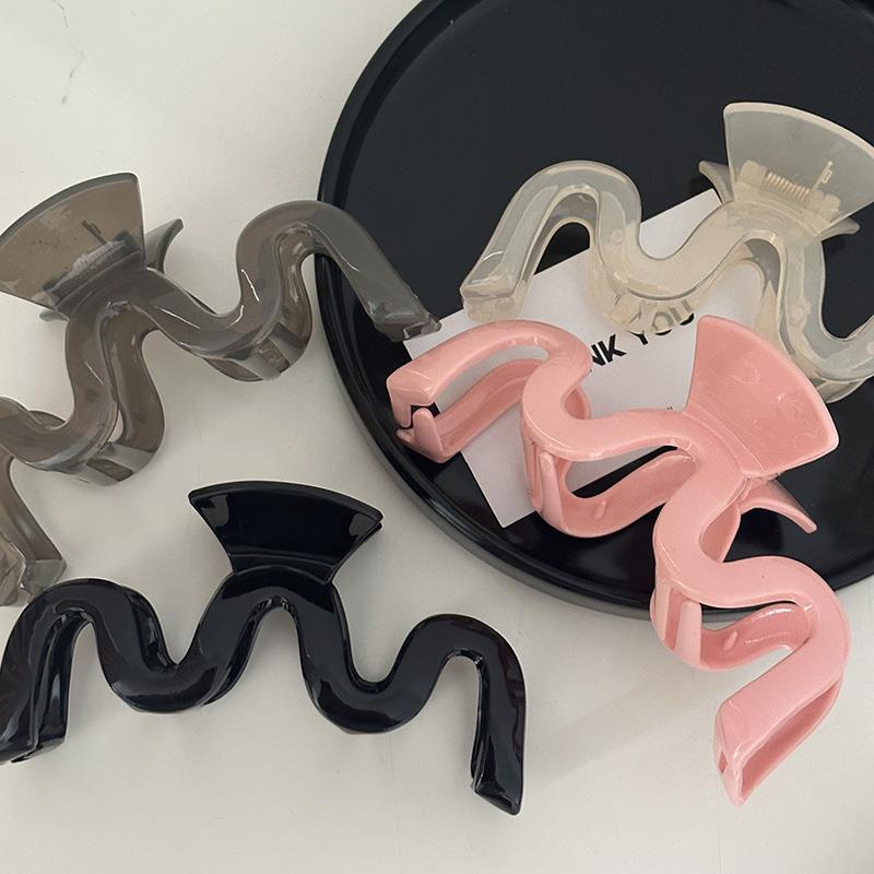 2025 New extra-large jelly-colored M-letter grabber wavy line hairpin, high-end updo shark clip Application Scenario