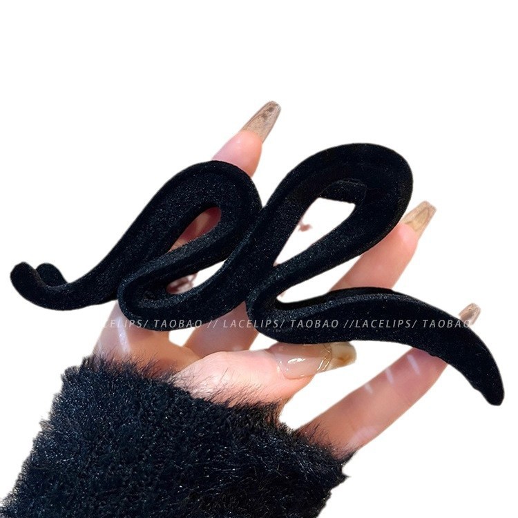 Spring and summer Ankela red velvet hairpin, large hair volume, shark hairpin, women's back head updo hairpin headwear Item Picture