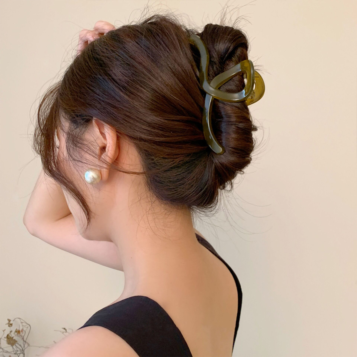 Korean jelly-colored large grabber for women, niche acrylic back of the head, shark clip, Maillard stylish hair clip details Picture