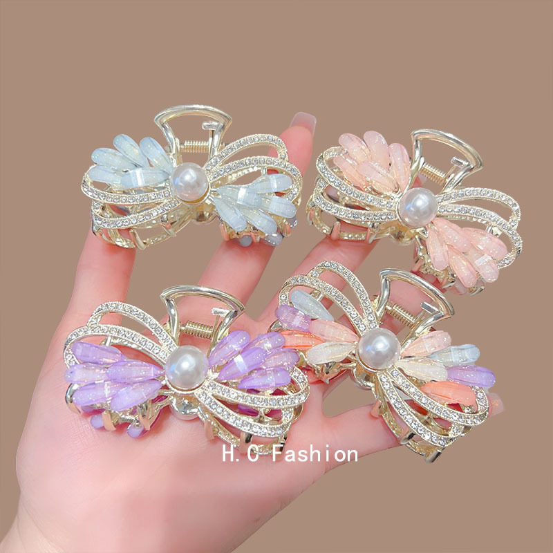 The high-end bow and glass clip is simple and versatile for women. It is a delicate shark clip accessory with a hairpin on the back of the head full figure